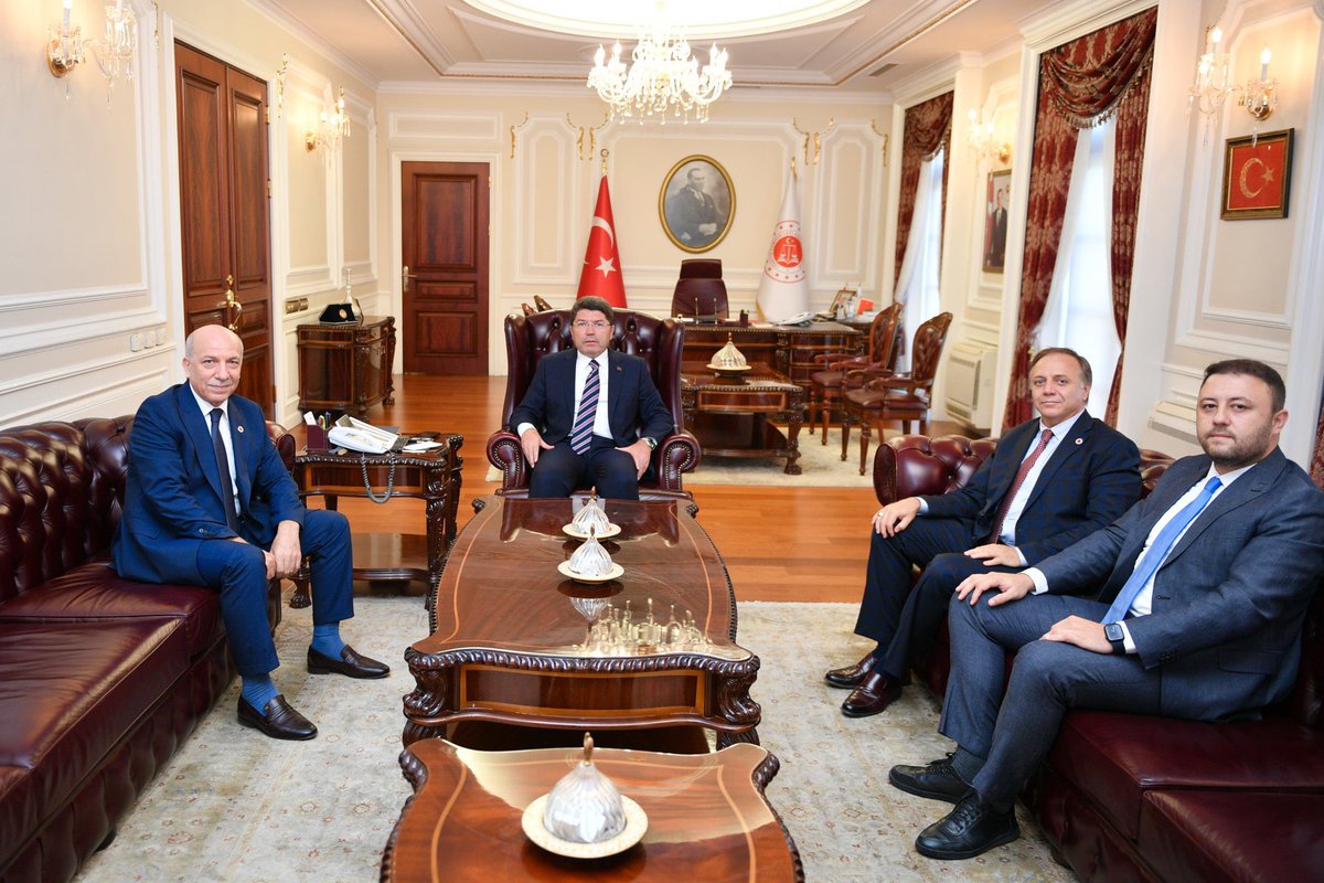 İstanbul 2 Nolu Barosu Başkanı Sayın <a href="/avyasinsamli/">Av. Yasin Şamlı</a> ve beraberindeki heyeti Bakanlığımızda ağırladık. Yargının üç sacayağından biri olan savunma makamını temsil eden Avukatlarımızın taleplerini değerlendirdik.