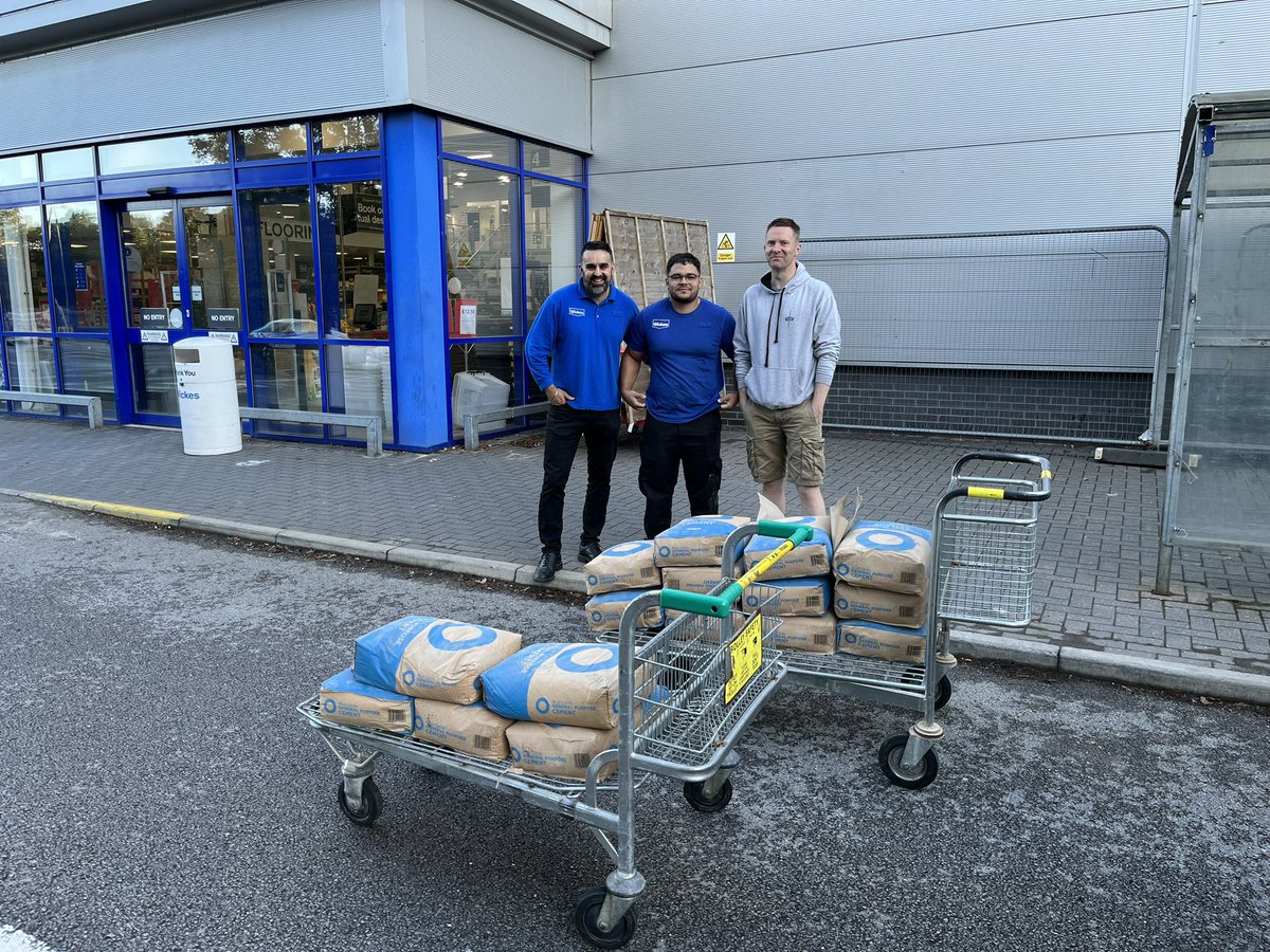 CATCHLeeds's tweet photo. Thanks to the team at @Wickes Roundhay for donating materials for our outdoor projects. Wickes have been supporting us over the last 4 years and a great example of #BusinessInTheCommunity. Our young volunteers have been hard at work digging/concreting posts… #OutdoorEducation https://t.co/KezU4EacP0