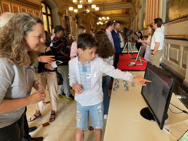 “Thanks to their use of Out of Eden Walk HomeStories, eight Chicago area middle schoolers—all newcomers to America from Ukraine, Mongolia, Mexico, & El Salvador—recently won a chance to celebrate and shine” at the Illinois State Capitol: nationalgeographic.org/projects/out-o… 📷 @tracycrowley77