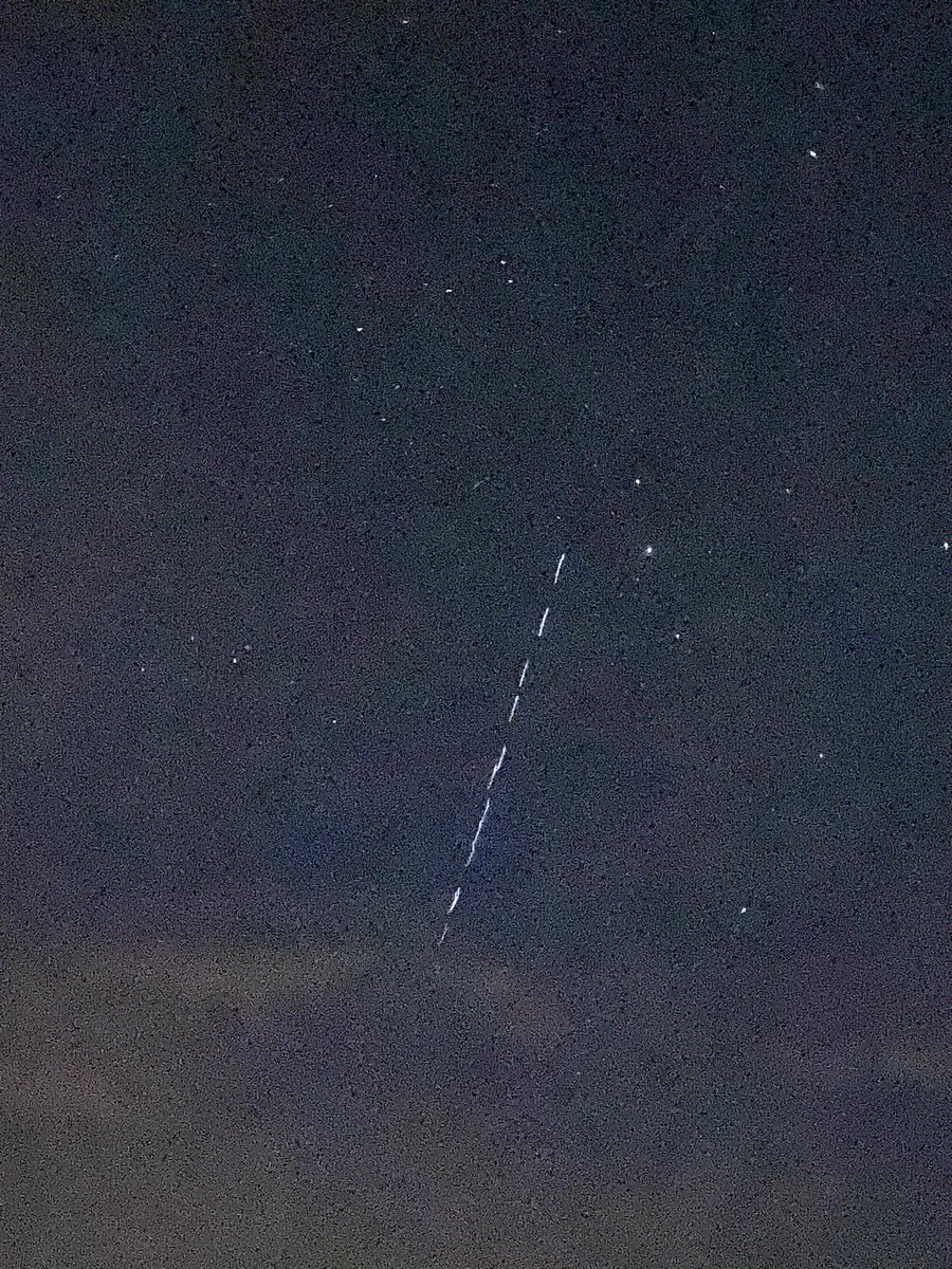 Estaba mirando las estrellas desde #Candeleda y he visto esta fila de luces (15/08/23 a las 22:25), como si fueran Cazas en línea, ¿alguien sabe qué es? ¿Vienen por fin a por nosotros? #ovni #estrellas #astrologia