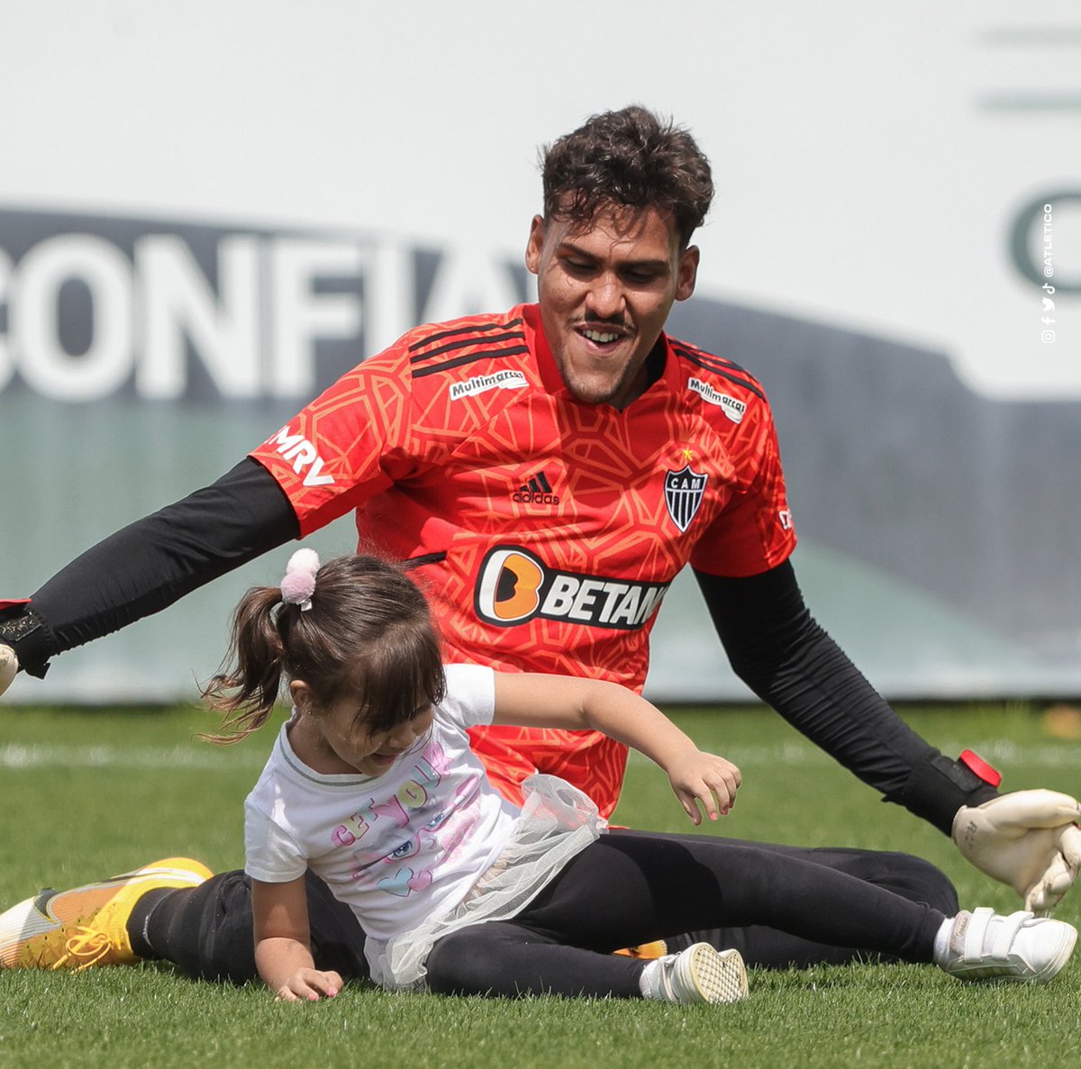 👨‍👧🧤 Visita especial no treino de hoje! A Bella, filha do paredão <a href="/01Mendes1/">Matheus Mendes</a>, esteve na Cidade do #Galo pra acompanhar o pai no trabalho! 😄

#GaloPaixãoNacional