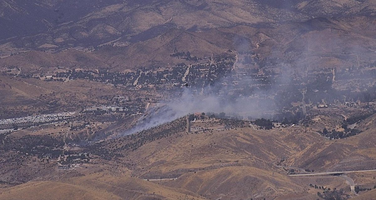 KTLA's tweet image. #DEVELOPING: Fire crews are battling a brush fire near Agua Dulce. #BakerFire

📷 @ALERTCalifornia