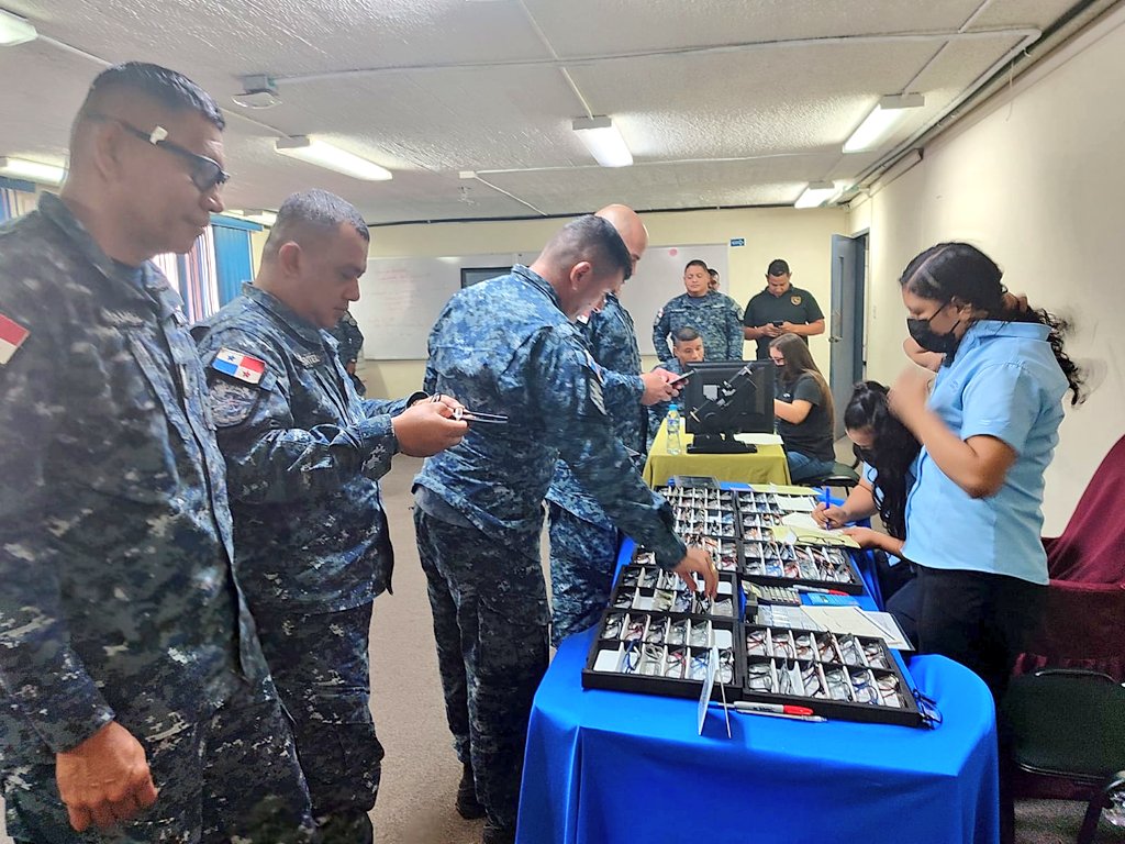 La vista es la función de los ojos, pero la visión es la función del corazón.

En el marco de nuestros 15 años de aniversario, el #ComandoNaval en conjunto con <a href="/SosayArangopty/">Ópticas Sosa y Arango</a> llevó a cabo exámenes de la vista, en donde participaron unidades de las diferentes áreas operacionales.