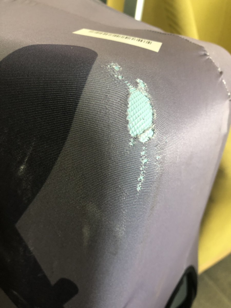 andypawis's tweet photo. Qué onda @Aeromexico @AMRewardsMx @AM_Escucha con el trato del equipaje!! Mi maleta literal está nueva y así llego al aeropuerto de GDL. Aquí el antes Justo al dejarla en la Banda y aquí como la estoy recibiendo https://t.co/yHvJPRxyIF