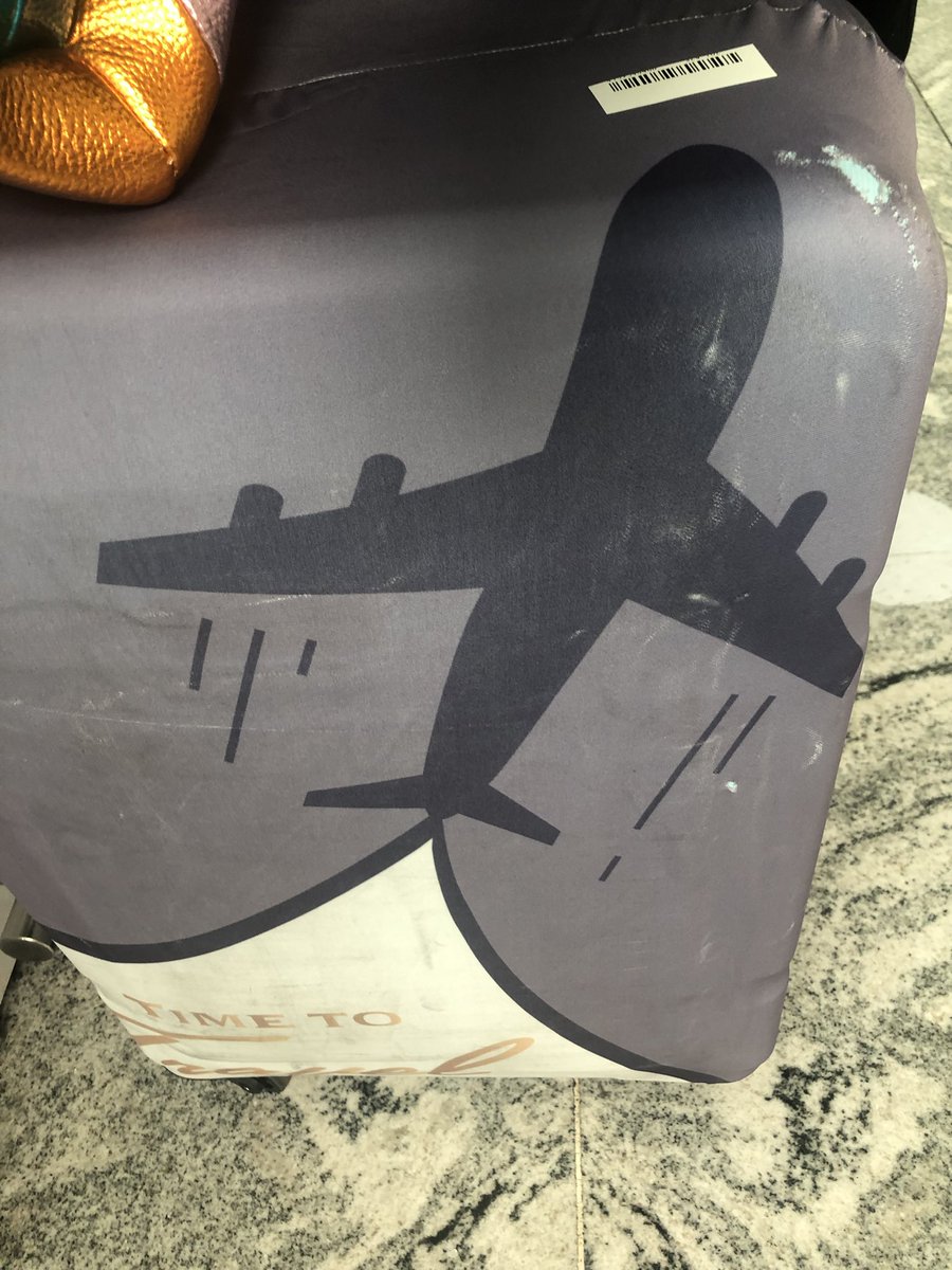 andypawis's tweet photo. Qué onda @Aeromexico @AMRewardsMx @AM_Escucha con el trato del equipaje!! Mi maleta literal está nueva y así llego al aeropuerto de GDL. Aquí el antes Justo al dejarla en la Banda y aquí como la estoy recibiendo https://t.co/yHvJPRxyIF