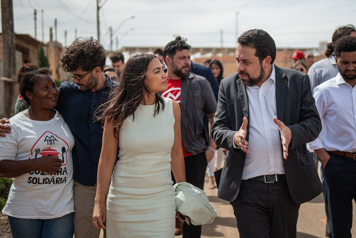GuilhermeBoulos's tweet photo. Hoje levamos a deputada @AOC e outros parlamentares dos EUA para conhecer a favela do Sol Nascente, onde funciona uma de nossas Cozinhas Solidárias. Um diálogo enriquecedor com muita troca de experiências! https://t.co/Gpn8kWmx20