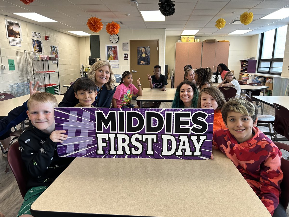 MiddletownOH's tweet photo. 🔔 Class is back in session!
🎒 We're so excited to welcome our students back to school.
🎉 We can't wait to embark on this new school year together!
#MiddieRising #MiddiesFirstDay https://t.co/v6e28r6UH9