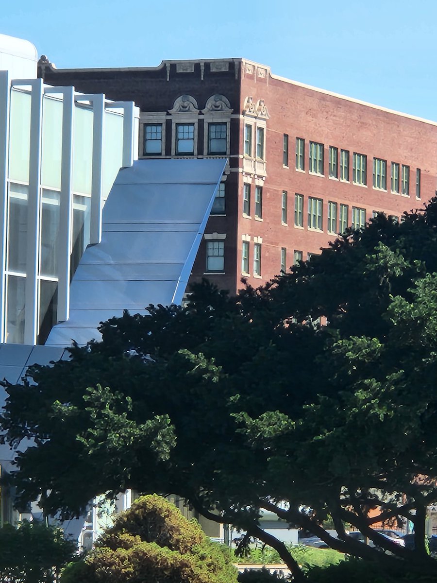 DowntownGary's tweet photo. Gary Architecture is and eclectic mix of Prairie School, Beaux Arts, Spanish Revival styled architecture mashed up with 1980s Space Modernism influenced by African American Architect Wendell Campbell 🤌🏾✨️ https://t.co/vMD539pejQ