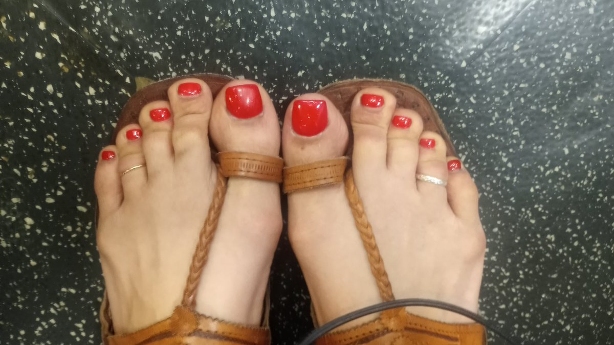 GoddessJess39's tweet photo. Selling feet content. #feet #toes #findomgoddess #findom https://t.co/U4t0z5EXf3