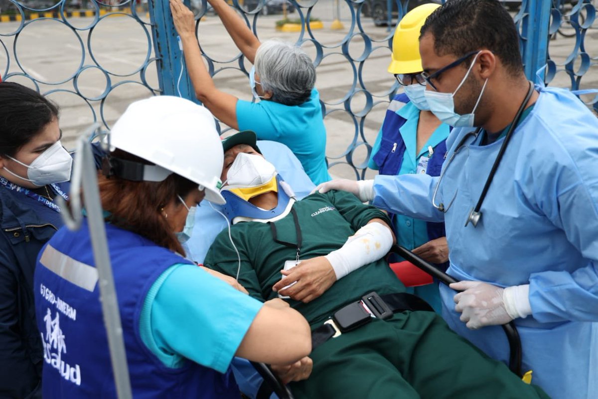 EsSaludPeru's tweet photo. Más de 57 mil trabajadores de #EsSalud participaron en el Simulacro Nacional Multipeligro, ante sismos y peligros asociados.
📌 Recuerda que es importante estar preparados y organizados para evitar desastres. #EsSalud #SimulacroNacional2023 . https://t.co/nuij3Q9SsH