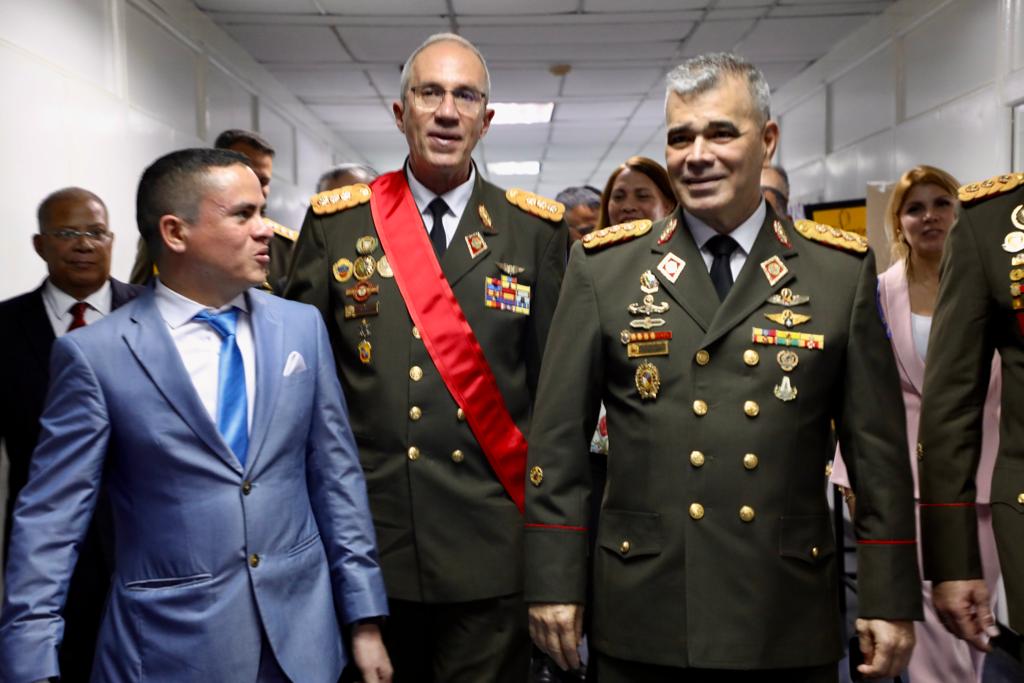 Unefa_VEN's tweet photo. Hoy, durante la emotiva ceremonia de entrega, el Rector saliente MG @angiolillofp nos guió en un recorrido por la Escuela de Farmacia. Acompañados por el Ministro de Defensa, General en Jefe @vladimirpadrino , y el Rector Entrante, MG Ricardo Nicodemo Ramos.#EducaciónSuperior https://t.co/OxRdLmFsNd