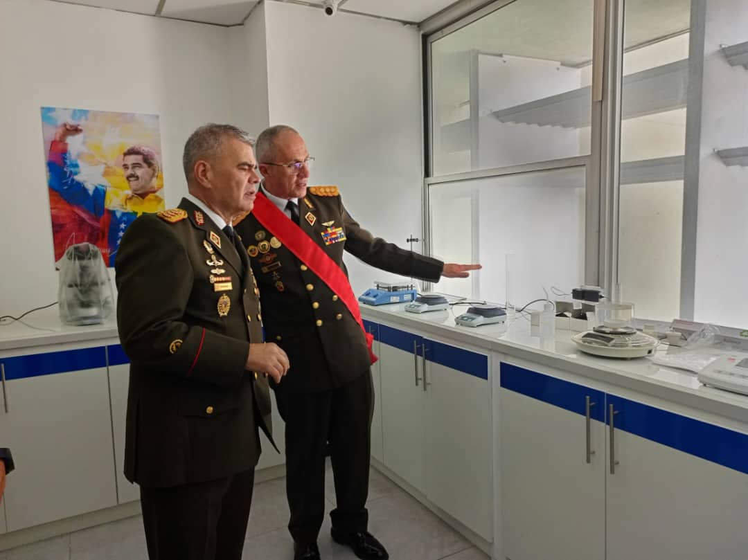 Unefa_VEN's tweet photo. Hoy, durante la emotiva ceremonia de entrega, el Rector saliente MG @angiolillofp nos guió en un recorrido por la Escuela de Farmacia. Acompañados por el Ministro de Defensa, General en Jefe @vladimirpadrino , y el Rector Entrante, MG Ricardo Nicodemo Ramos.#EducaciónSuperior https://t.co/OxRdLmFsNd