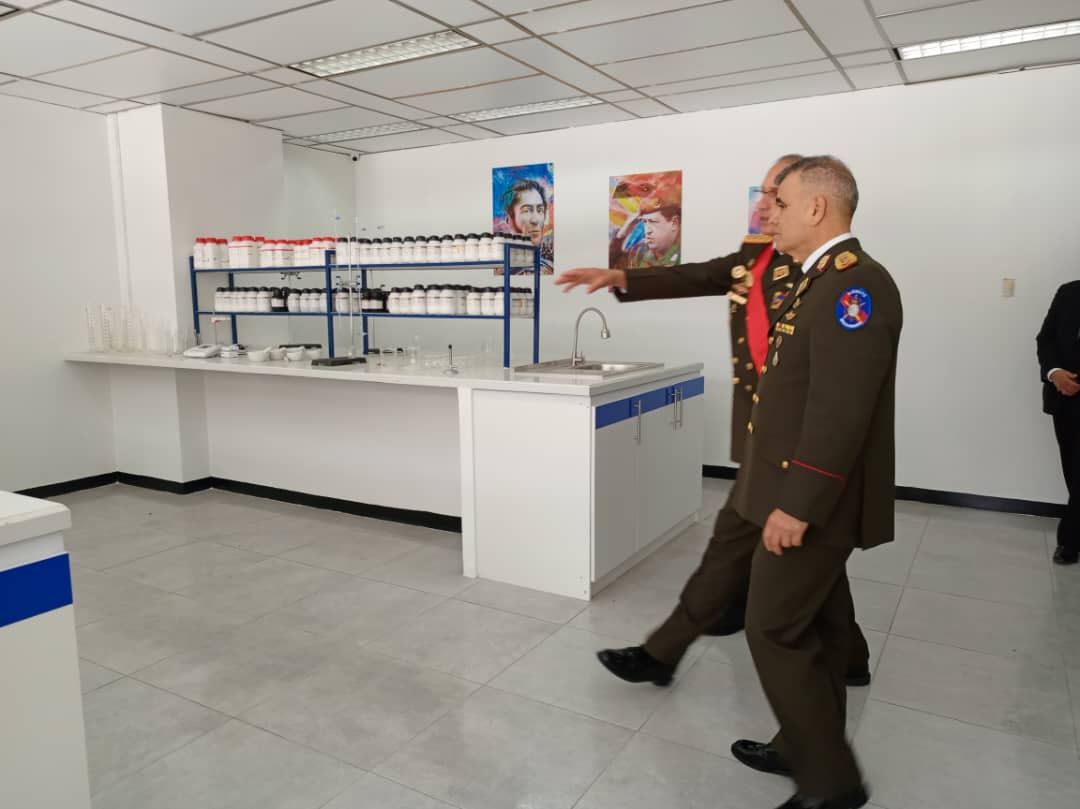 Unefa_VEN's tweet photo. Hoy, durante la emotiva ceremonia de entrega, el Rector saliente MG @angiolillofp nos guió en un recorrido por la Escuela de Farmacia. Acompañados por el Ministro de Defensa, General en Jefe @vladimirpadrino , y el Rector Entrante, MG Ricardo Nicodemo Ramos.#EducaciónSuperior https://t.co/OxRdLmFsNd
