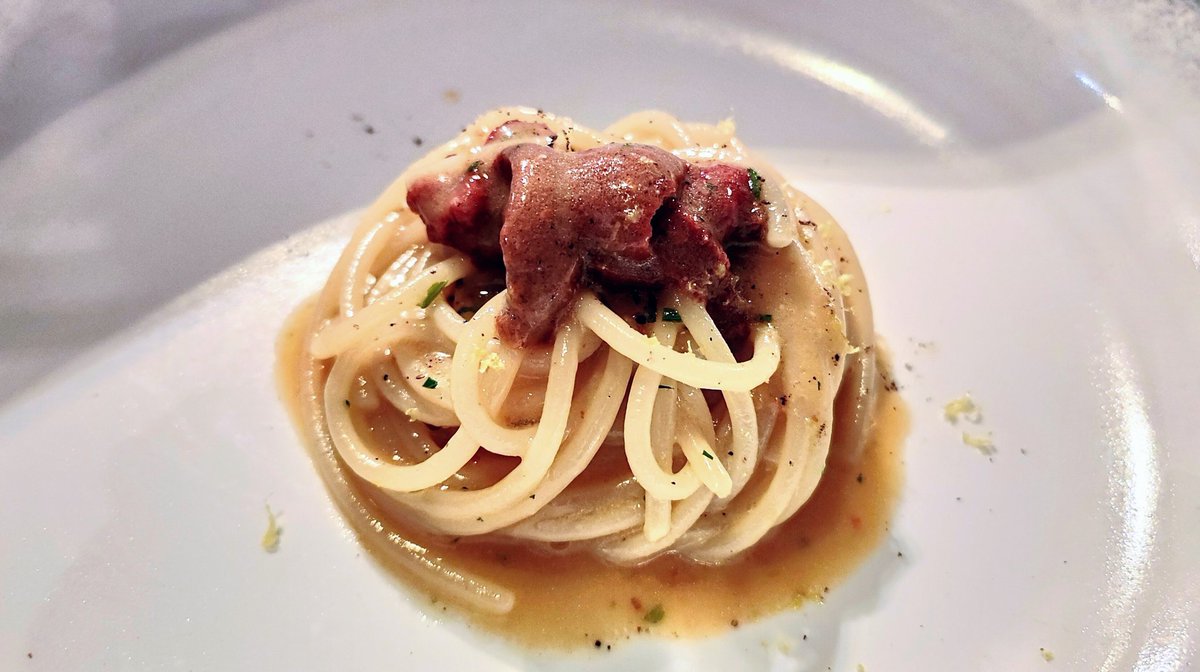 DexteryOlivia's tweet photo. En trattoria clásica contundente: Melazane Parmigiana, increíble, mi favorita; y Pasta con erizo, clásico maravilloso de Nello 🎉
En esencial y minimalista: "Verduras de invierno"; y Ravioli de relleno de confit de pato + pechuga ligeramente marcada, ambos estupendos
#LaPiperna https://t.co/PDH29yMIKM