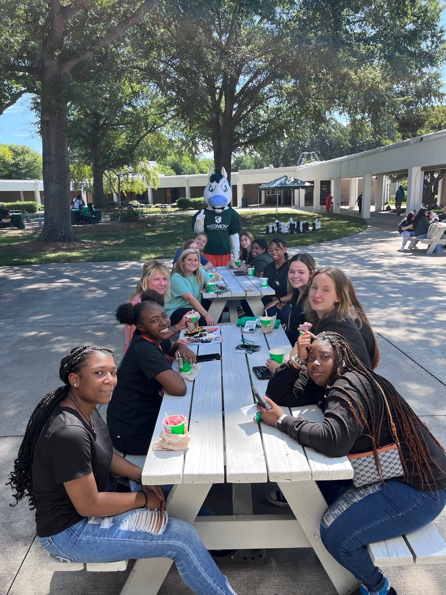 piedmontcc's tweet photo. 🎉Welcome back Pacers!

It's been a great first day of classes and we're looking forward to a semester filled with learning, growth and new possibilities.

#PCCYourHometownCollege #PCCPacerPride https://t.co/ve44dPC9rp