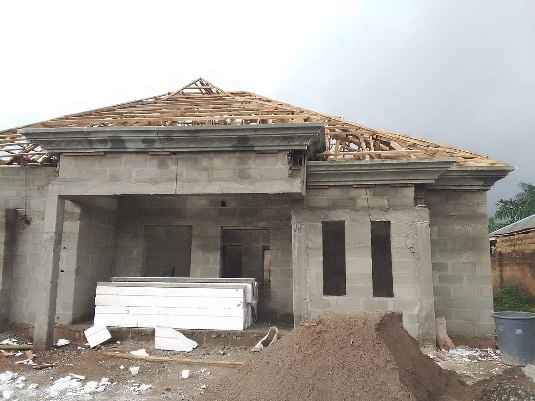 Maxirress's tweet photo. Installation of Polystyrene fascia/parapet for a 4-bedroom project ongoing at Owode idi-iroko Ogun State. https://t.co/YcqayaWafR