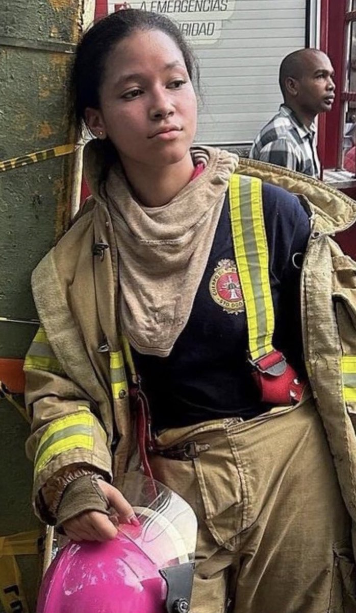 Aplausos para todo aquel que ha dado la mano de forma presencial o en la distancia. Somos gente solidaria. Pero a esta chica, sea quien sea, que los aplausos sean dobles, ya que aparentemente es voluntaria y está ahí dándolo todo. Nuestros héroes necesitan mejores condiciones!