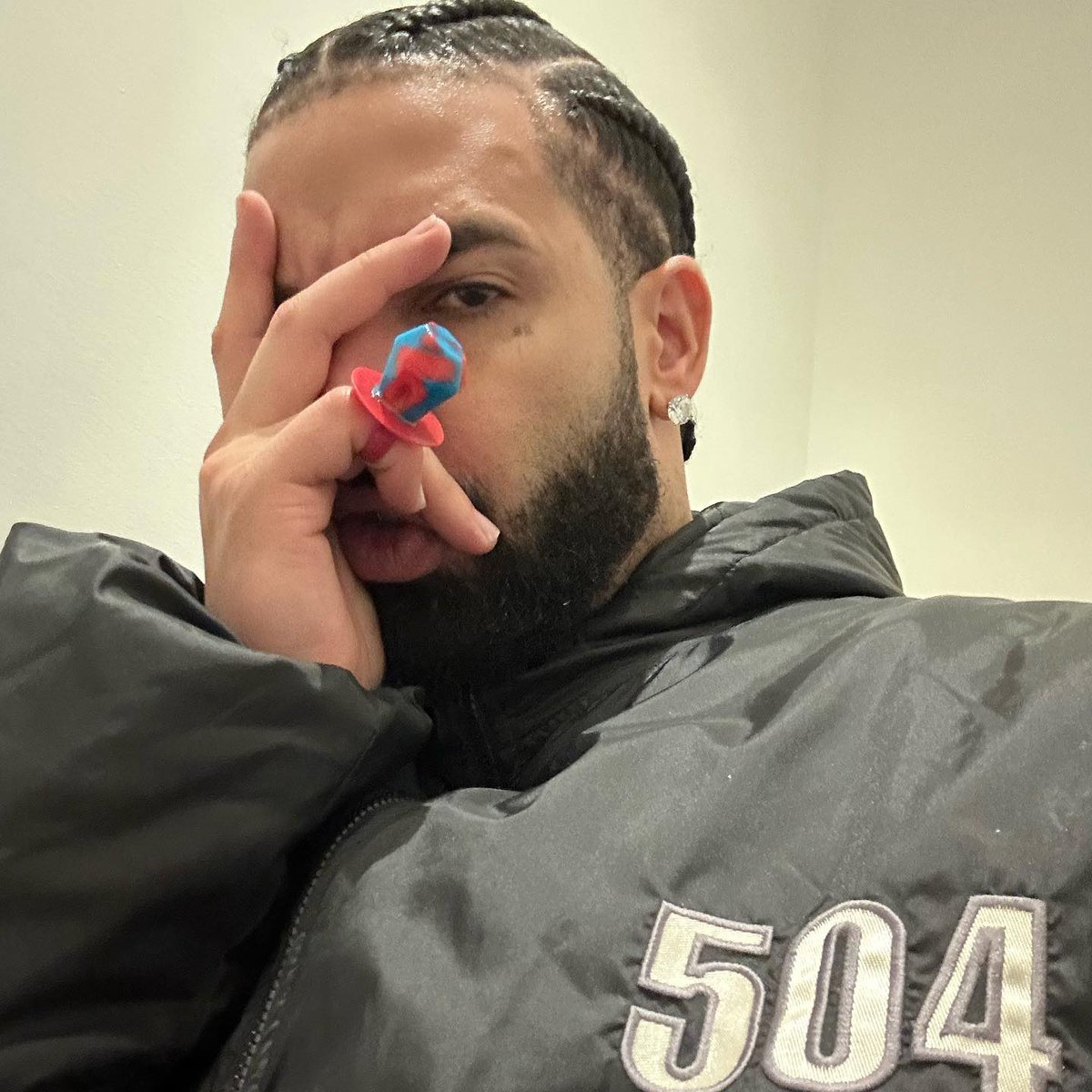 DripRapTV's tweet photo. Drake’s the type of guy to wear a ring pop https://t.co/bO59Cq2oAx