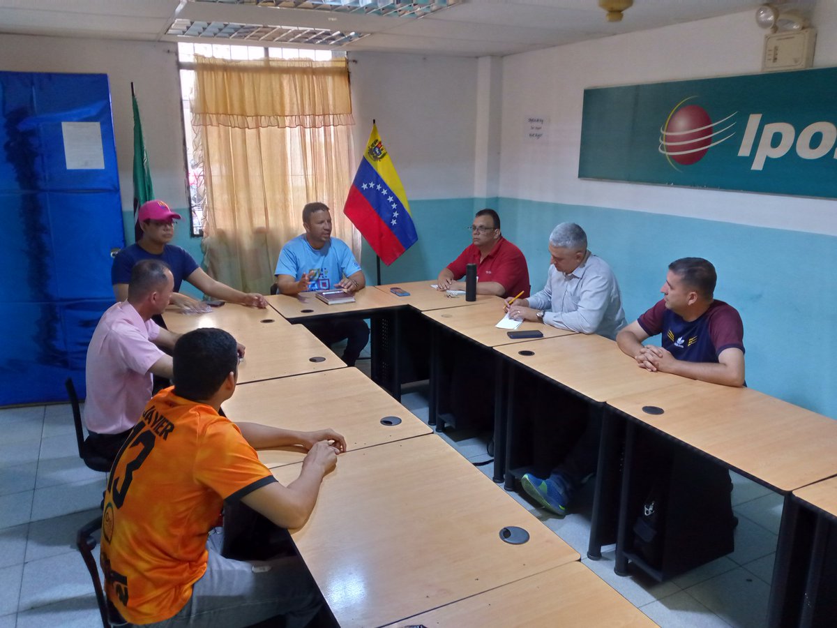 Consejo Político del Movimiento Somos Venezuela del Estado Trujillo en reunion de Trabajo para organizar los despliegue en el Estado 
<a href="/NicolasMaduro/">Nicolás Maduro</a> <a href="/delcyrodriguezv/">Delcy Rodríguez</a> <a href="/35vanesamontero/">Vanesa Montero</a> <a href="/rusmelsotillo/">Rusmel Sotillo</a>