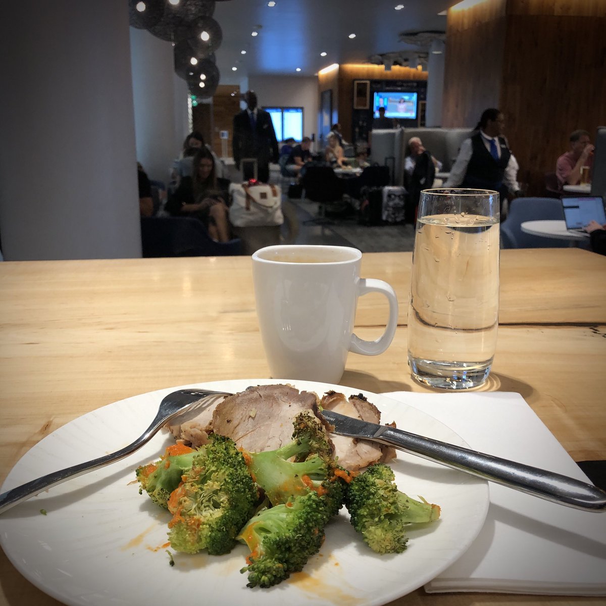 CoachSander's tweet photo. Wat eten in airport lounge van Charlotte; vergeten hoe druk’t hier is… 😞

PS M’n Instagram is gehackt: geen DM openen!

#myview #USfam23 #mijnzomer23 #MeadowsofDan (#Virginia) > #Charlotte > #Atlanta > #Amsterdam > #Eindhoven @Delta @KLM https://t.co/nbVyMte6Yh