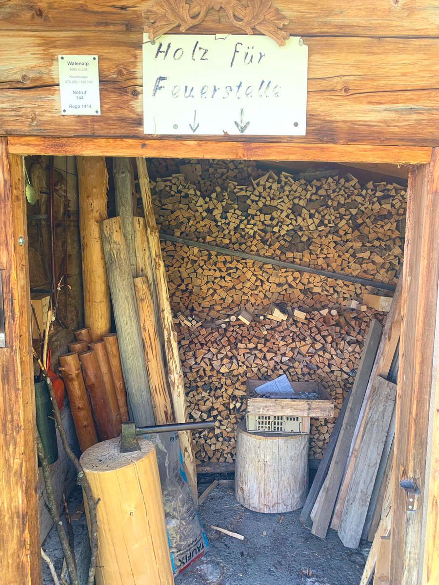 Safe fire pits with a free supply of wood are dotted along hiking trails in🇨🇭 A long tradition and a great addition to a day on the hills. This one is sponsored by a Swiss magazine. Do they exist in the UK? Could such a scheme work? (With or without the axe..)