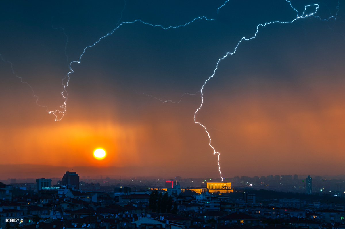 Bu milletin yüreğinden Atatürk sevgisini silemezsiniz!