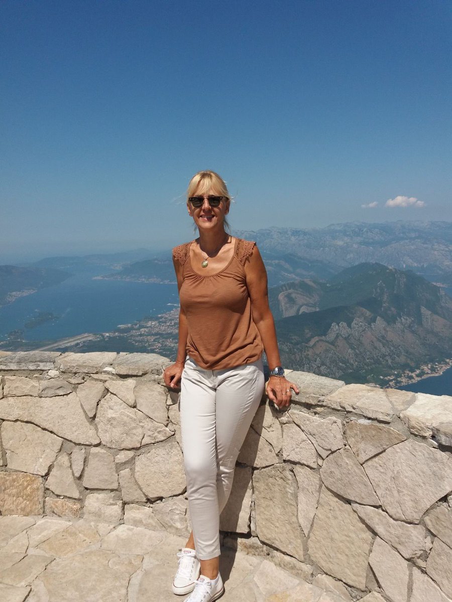 Stari put Kotor- Njeguši😵‍💫25 krivina, kanica! Tuda svakodnevno prolaze ogromni turistički autobusi, a ne mogu da se mimoidju ni 2 mala auta, pa se neko vraća u rikverc na proširenje…nisam skoro čula da je tu bio neki udes!! Prava avantura. Pogled odozgo na zaliv je nestvaran!