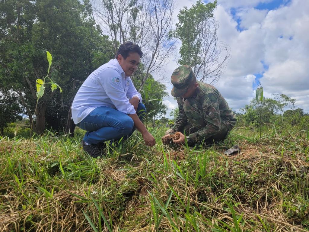 FNA_ArmadaCol's tweet photo. Nuestro #BFLIM32 en conjunto con el @COL_EJERCITO , la C.D.A, en el Municipio de #SanJoséDelGuaviare, realizaron una jornada ambiental consistente en la siembra de 300 plántulas como Cachicamo, Ocobo y Macano. Contribuyendo a la conservación del medio ambiente🌳🇨🇴 https://t.co/cXt6aWl93u