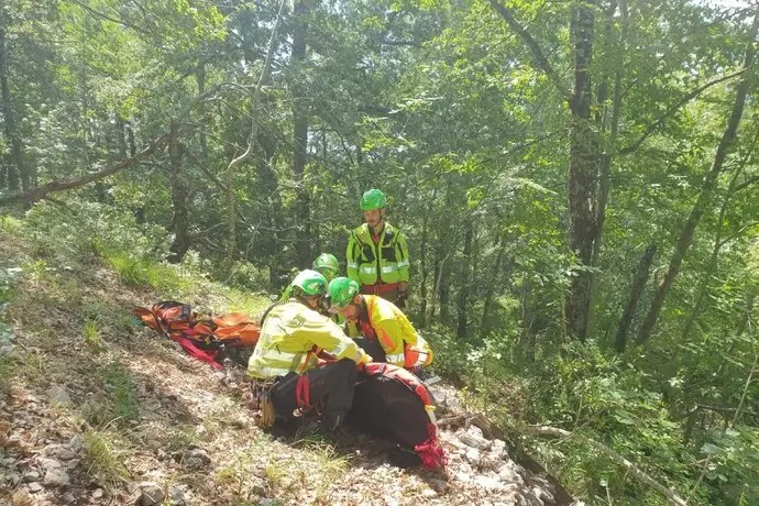 zazoomblog's tweet image. Lucca: escursionista cade e sbatte la testa. Salvato dal soccorso alpino - #Lucca: #escursionista #sbatte #testa. zazoom.it/2023-08-15/luc…