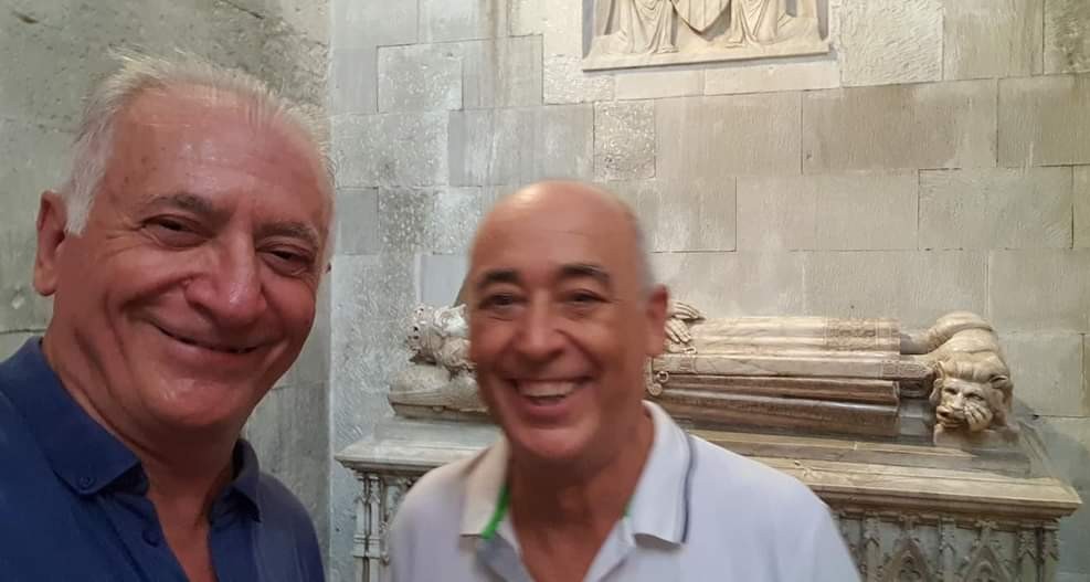 TomeuPIZ1's tweet photo. Emotivo recuerdo de Tolo Company  foto selfie en la Capilla de la Stma. Trinidad  Catedral de Palma, frente a los sepulcros de los Reyes de Mallorca, Jaime II y Jaime III. ⚘️
D.E.P. https://t.co/3dHi1SCGID