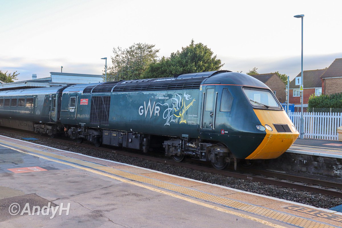holtona72's tweet image. My final castle set from this mornings #HighSpeedTuesday outing saw @GWRHelp 43188 'Newport Castle' (featuring Y Cymro/The Welshman graphics) &amp;amp; 43156 'Maen Castle' heading west at Bridgwater with 2C09 06.50 Bristol Temple Meads to Penzance. #GWR #HST 15/8/23