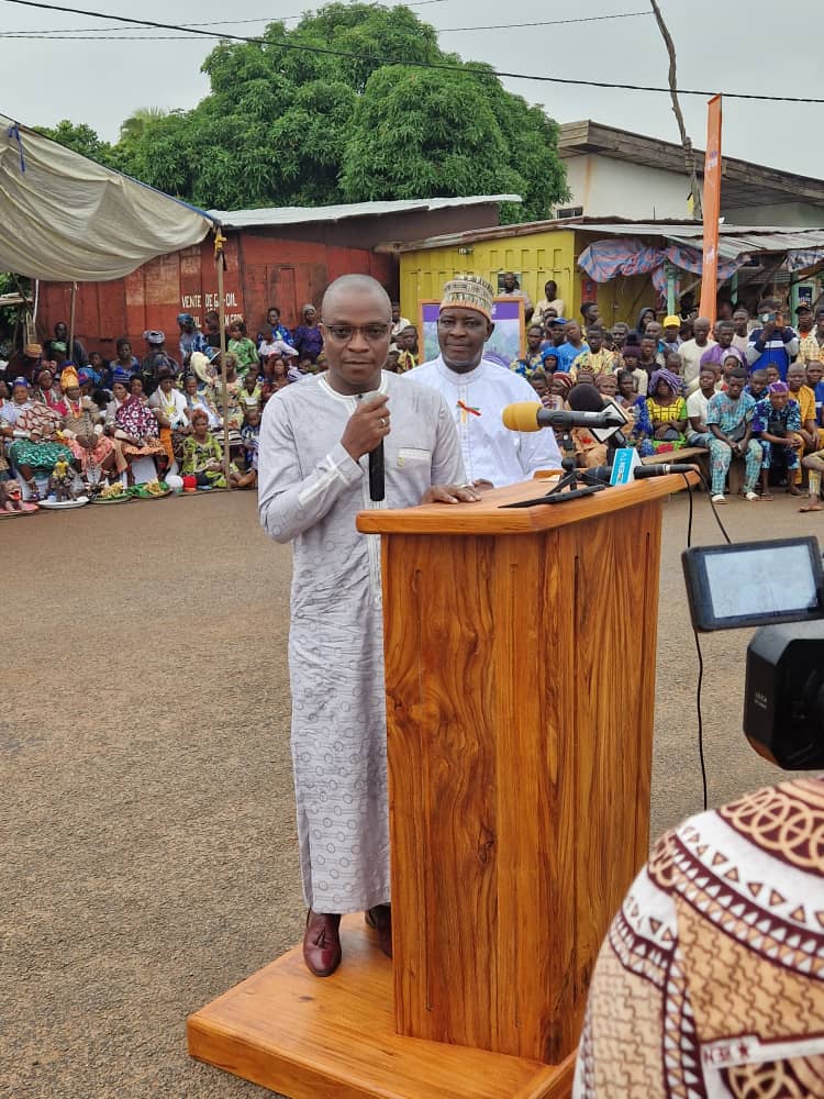 Coopération Sud-Sud: le Conseil municipal de l' Ogou 3 représenté par son Maire était aux côtés de son collègue de Savalou au Bénin lors de la fête des ignames à Savalou. L'allocution très remarquable du Maire  de l' OGOU 3 à l'ouverture des festivités qui appelle à l'Union.