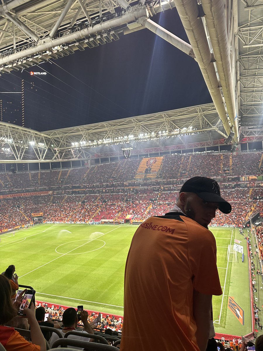 hamzanuhiu's tweet photo. Gel bi sariyim , askin olayim ❤️🧡
@GalatasaraySK https://t.co/DKCN2hYW7v