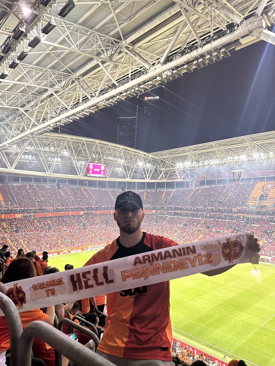 hamzanuhiu's tweet photo. Gel bi sariyim , askin olayim ❤️🧡
@GalatasaraySK https://t.co/DKCN2hYW7v