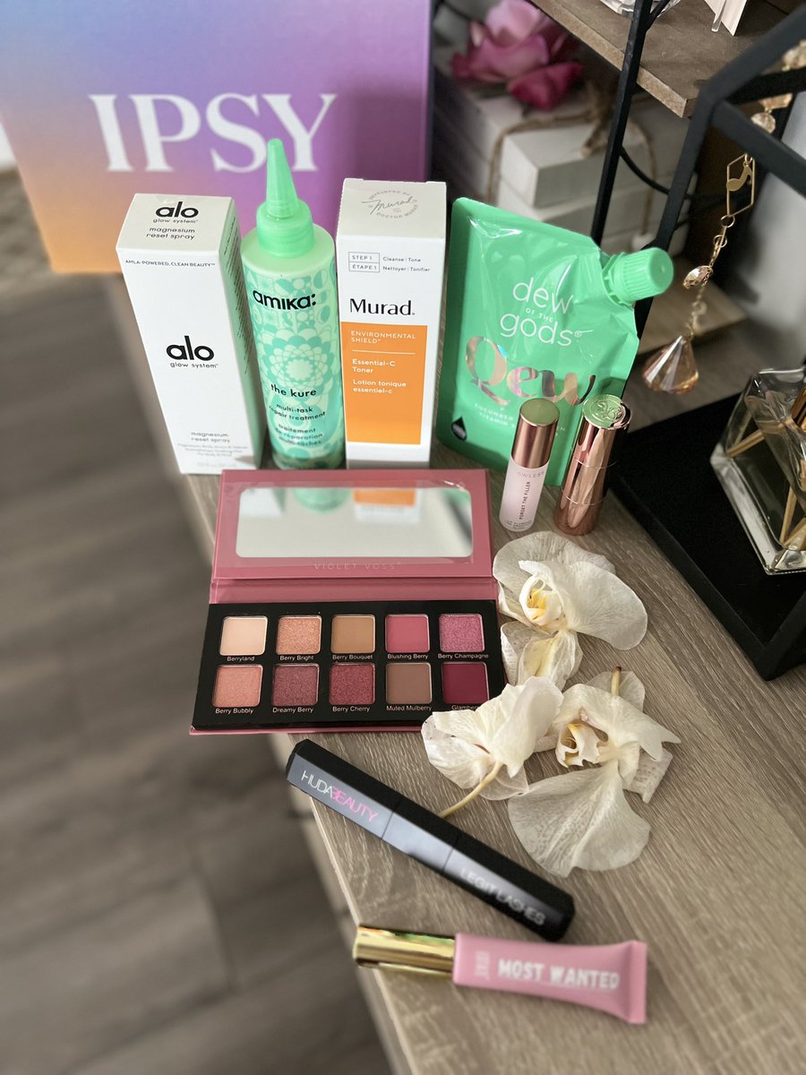 ladyboarder9669's tweet photo. RT! Love getting my monthly #makeupsubbox from @IPSY 

 #subbox! Get $200 best in beauty for $27 a month! #BoxyCharm great gift for MOM this #MothersDay @boxycharm #giftedbyipsy  #subboxaddict #beautybox #makeupbox #skin #skincare #glowingskin #hair https://t.co/zwDEE3BBZi… AD https://t.co/vvh2BZ4FyW