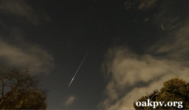 BlackKangoPhoto's tweet photo. One of our #Picsofthemoment 
A #Persied meteor blasting over #Oakland and #KarlTheFog Saturday Morning. https://t.co/0AB234jJCw