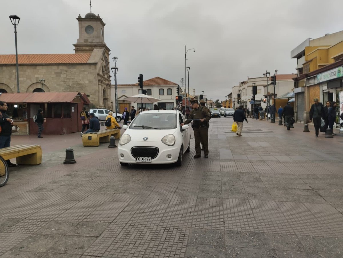 CarabCoquimbo's tweet photo. #LaSerena, Preocupados por tu seguridad, Carabineros de la 1ra. Comisaria, se mantienen desplegados en diferentes puntos de la Comuna, realizando controles y fiscalizaciones 👮🏻‍♂️🚔
#CarabinerosDeChile 
#LaPrevenciónEsNuestraEsencia https://t.co/YLeUPKPXcj