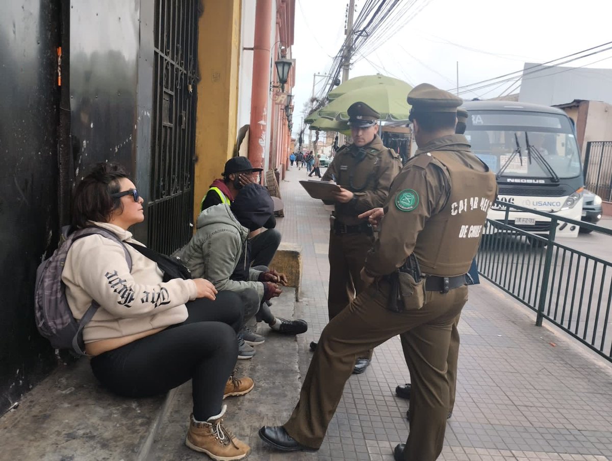 CarabCoquimbo's tweet photo. #LaSerena, Preocupados por tu seguridad, Carabineros de la 1ra. Comisaria, se mantienen desplegados en diferentes puntos de la Comuna, realizando controles y fiscalizaciones 👮🏻‍♂️🚔
#CarabinerosDeChile 
#LaPrevenciónEsNuestraEsencia https://t.co/YLeUPKPXcj