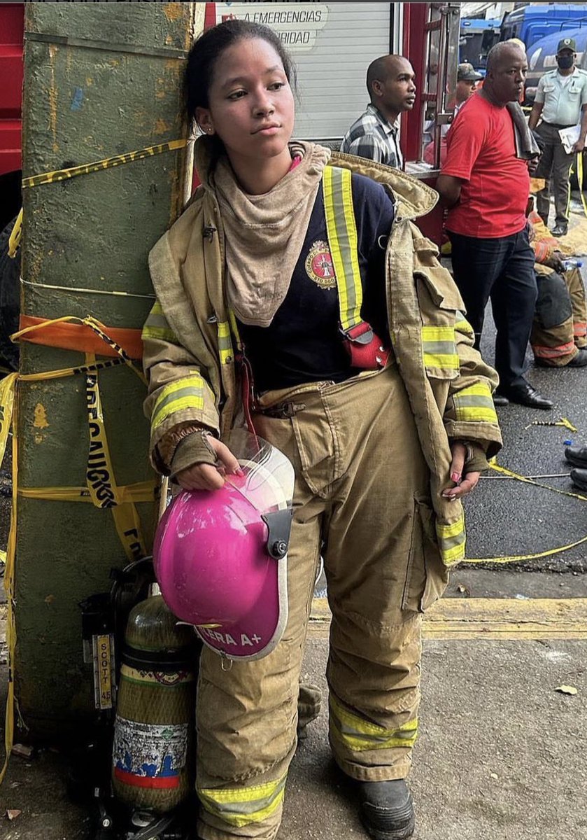 Dicen que se llama María Valera y que tiene 19 años.

María, desde aquí mi admiración y respetos para ti y mi petición al gobierno de mejorar las condiciones de estos extraordinarios dominicanos y dominicanas que sirven tanto al país: nuestros bomberos.

María, eres la