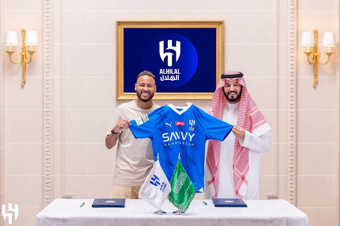 AlertesInfoot's tweet image. 🗣✍Voici les premiers mots de Neymar à Al-Hilal :
« Je veux écrire une nouvelle histoire, et la Saudi Professional League a une énergie formidable et des joueurs de qualité, et elle est en pleine croissance en ce moment, donc je pense que c’est l’endroit idéal»

« Al-Hilal est…