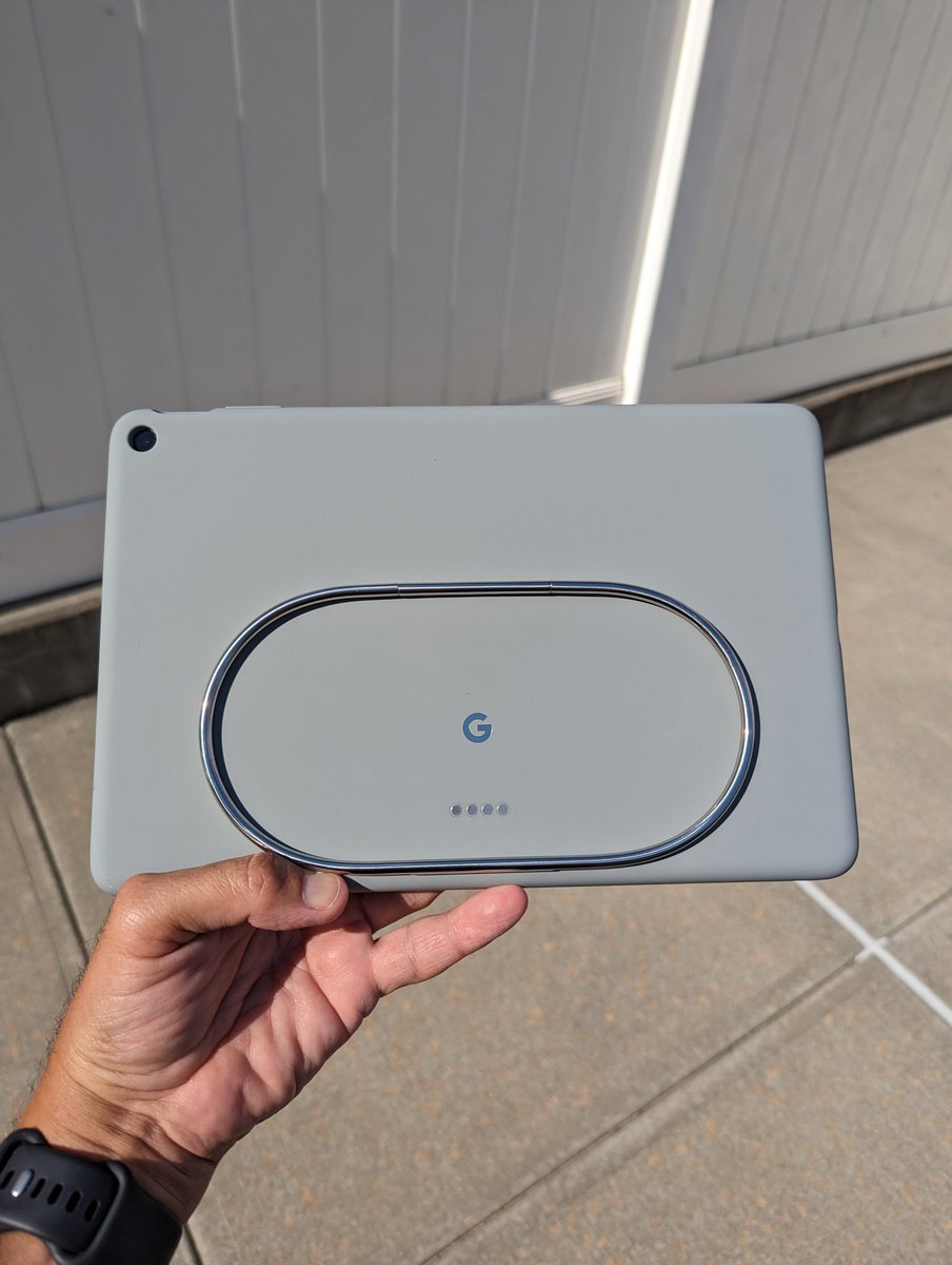 Lenny_Bons's tweet photo. Ok not gonna lie the Official #PixelTabletcase in Hazel is π₯π₯π₯. matches the tablet perfectly , Looks great, feels great and the multiple angles you can adjust it is excellent. #pixeltablet #teampixel @GooglePixel_US https://t.co/DlIrSCxb81