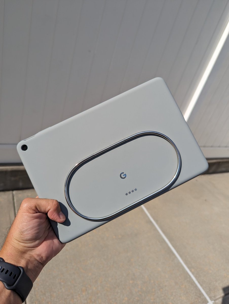 Lenny_Bons's tweet photo. Ok not gonna lie the Official #PixelTabletcase in Hazel is π₯π₯π₯. matches the tablet perfectly , Looks great, feels great and the multiple angles you can adjust it is excellent. #pixeltablet #teampixel @GooglePixel_US https://t.co/DlIrSCxb81