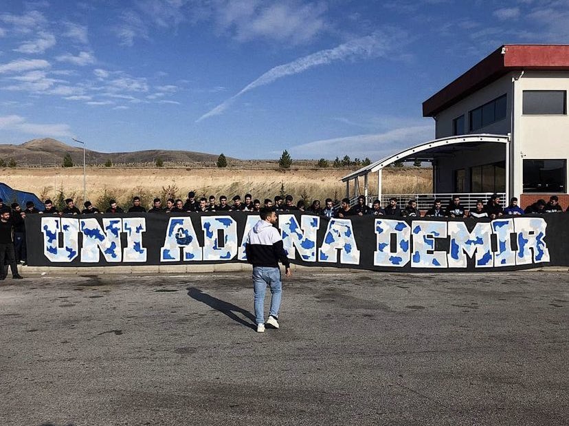 Bağımsızlığıyla nam salmış, isminin ağırlığı kimseye biat etmeyişinden gelen onca gencin üniversiteyi kazanmak için can attığı bambaşka bir oluşumdu. Tribünün siyah giyinen başı dik çocuklarına selam olsun..