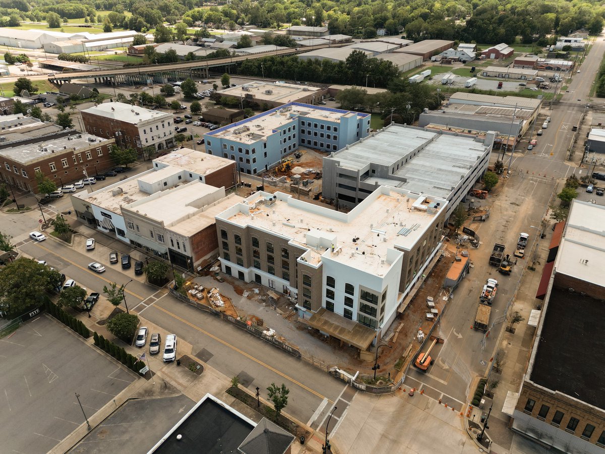 2bDesignStudio's tweet image. Great new aerial photos of the Fairfield Inn &amp;amp; Suites project in Downtown Decatur, AL...the finish line is rapidly approaching!

#Fairfield #Marriott #HospitalityArchitect