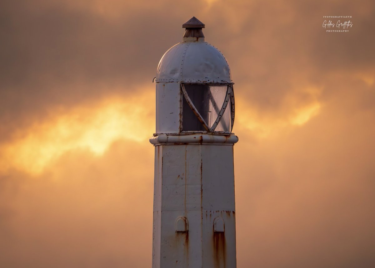 Yr haul yn codi dros Porthcawl bore ma 🏴󠁧󠁢󠁷󠁬󠁳󠁿 | Sunrise at Porthcawl this morning. 

#sunrise #porthcawl #photography <a href="/croesocymru/">Croeso Cymru 🏴󠁧󠁢󠁷󠁬󠁳󠁿</a> <a href="/visitwales/">Visit Wales 🏴󠁧󠁢󠁷󠁬󠁳󠁿</a> <a href="/DerekTheWeather/">Derek Brockway - weatherman</a> <a href="/Ruth_ITV/">Ruth_TV</a> <a href="/SabrinaJayneLee/">Sabrina Lee</a> #seascape #lighthouse <a href="/ItsYourWales/">It's Your Wales</a> <a href="/ThePhotoHour/">#ThePhotoHour</a>