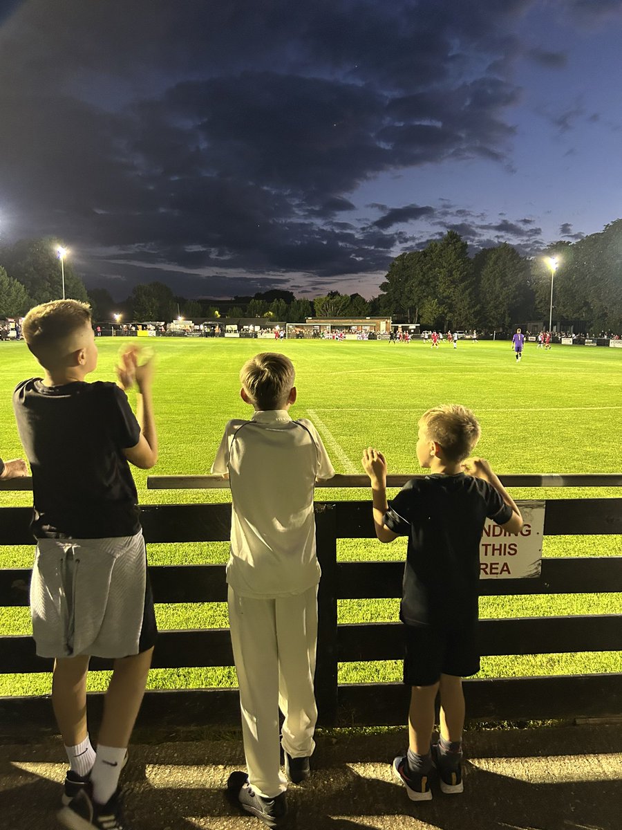 SteveDurrant10's tweet photo. Great to be back under the lights at #gardenwalk and superb performance from the #mightycrows loved the fighting spirit @RoystonTownFC #thewiniscoming with @DenPerryDoThat https://t.co/Q0NaJvCyn9
