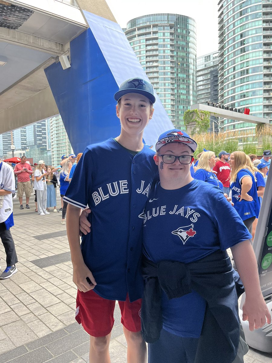 spark_heather's tweet photo. All the way to Toronto to run into his Challenger Buddy at @RogersCentre @spmba1 Luke of U15 AAA Athletics #baseball4everyone https://t.co/z61ryIKbPU