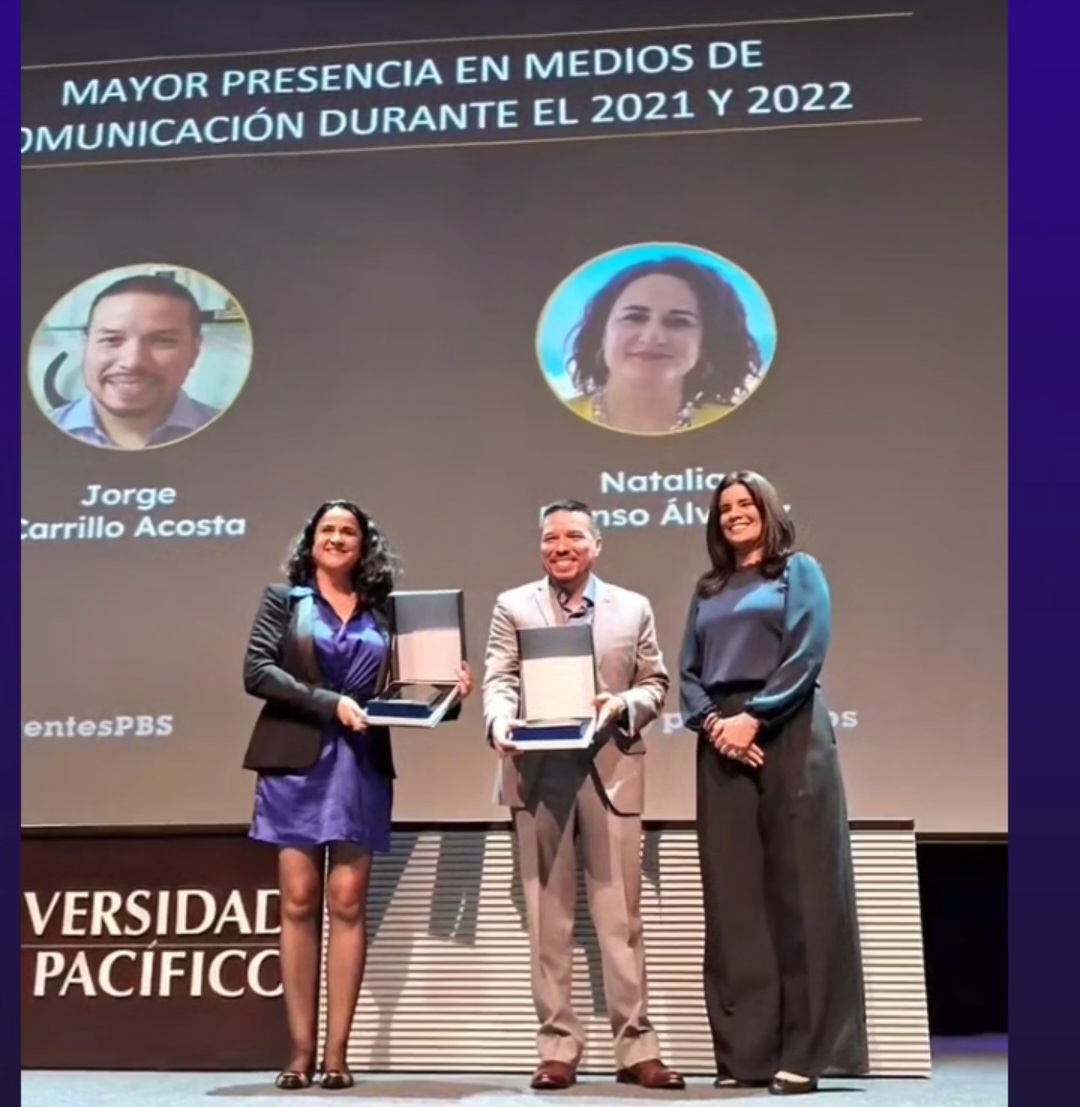 NataliaMansoA's tweet photo. Honrada por el reconocimiento como Docente con mayor presencia en medios de la @PacificoBS  junto con el prof. Jorge Carrillo.
Gracias @GiulianaL  y @pilar_ob por abrir espacio para compartir opinión con la sociedad civil.
Y gracias a mis ALUM@S por ser mi motor!!
#OrgulloPBS https://t.co/muy2QlAFZx