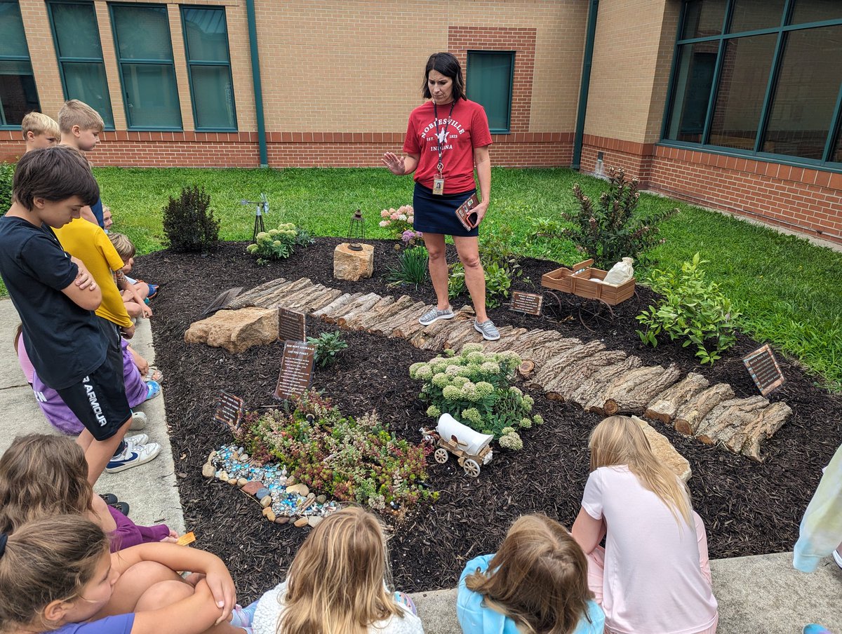 MrsMertensClass's tweet photo. Great lesson today with @tarynhassler in our new courtyard space @NobleCrossing @NobSchools https://t.co/HBWNymIayf