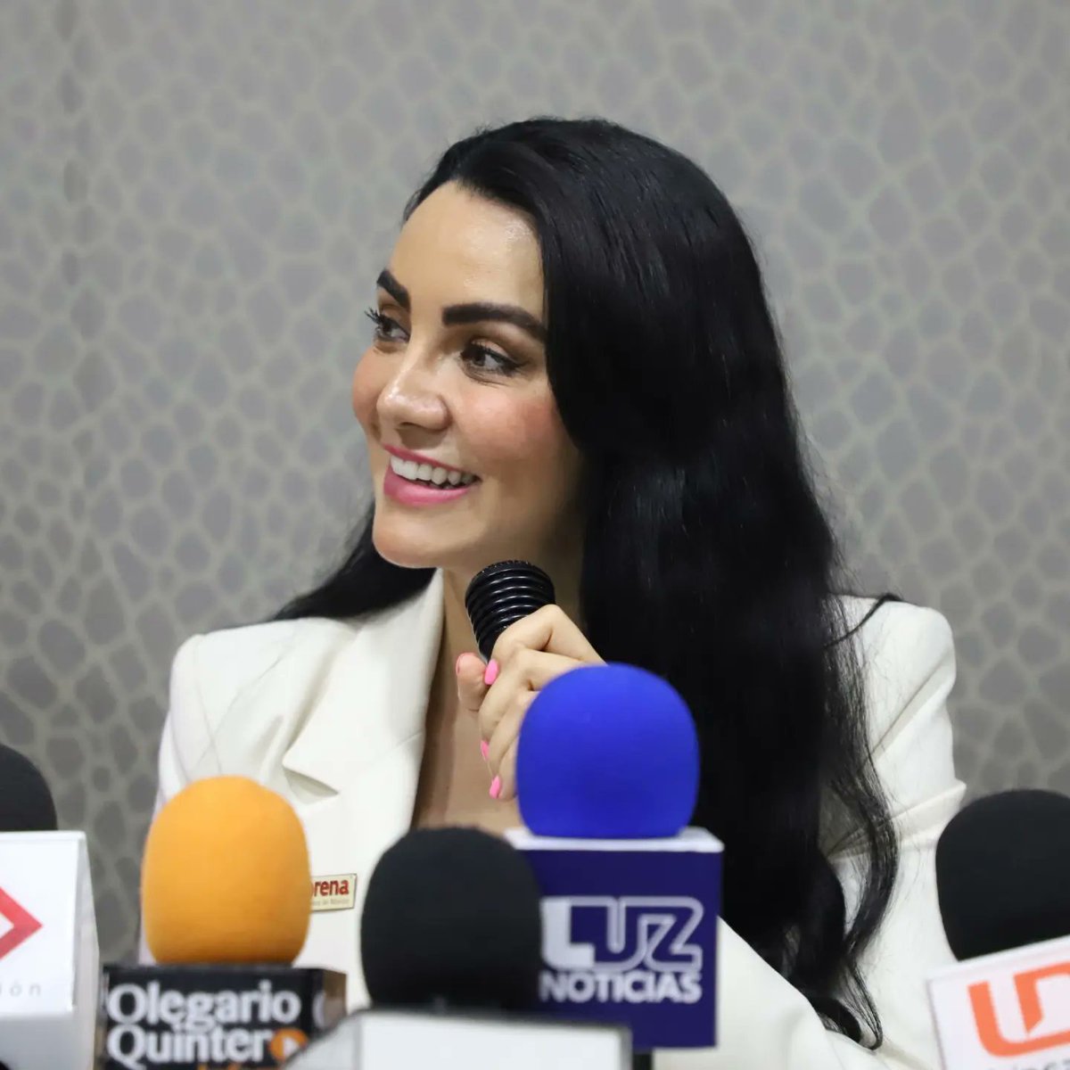 GabyJimenezMX's tweet photo. Hoy en conferencia de prensa a 13 días de la encuesta que definirá a la siguiente Coordinadora o coordinador de los comités de defensa de la #4T. Claudia Sheinbaum  llevaba una ventaja irreversible.
#MujeresConClaudia https://t.co/g5TCRzJbqH